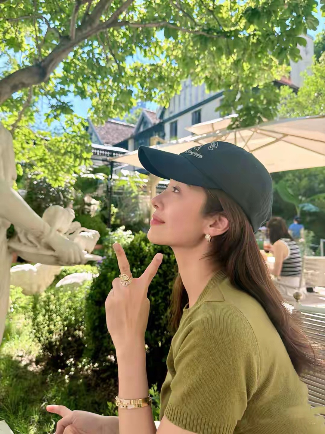 杨采钰发布最新动态祝贺自己杀青快乐，这应该是她结婚生完孩子的第一部戏吧