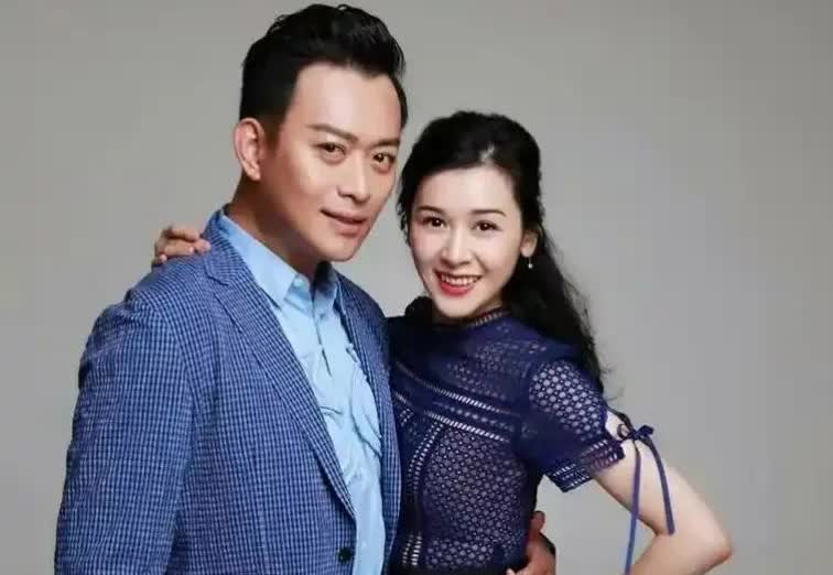 51岁黄海冰携49岁妻子现身老北京胡同，共品清汤羊肉面。面香四溢，夫妻俩吃得津津