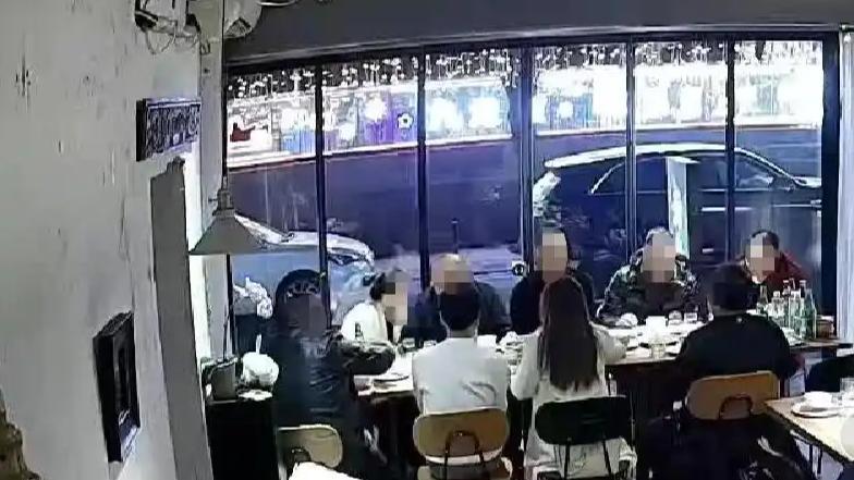 一顿饭吃出“罗生门”！重庆九龙坡区一家餐馆近日遭遇离奇逃单：10人聚餐消费126