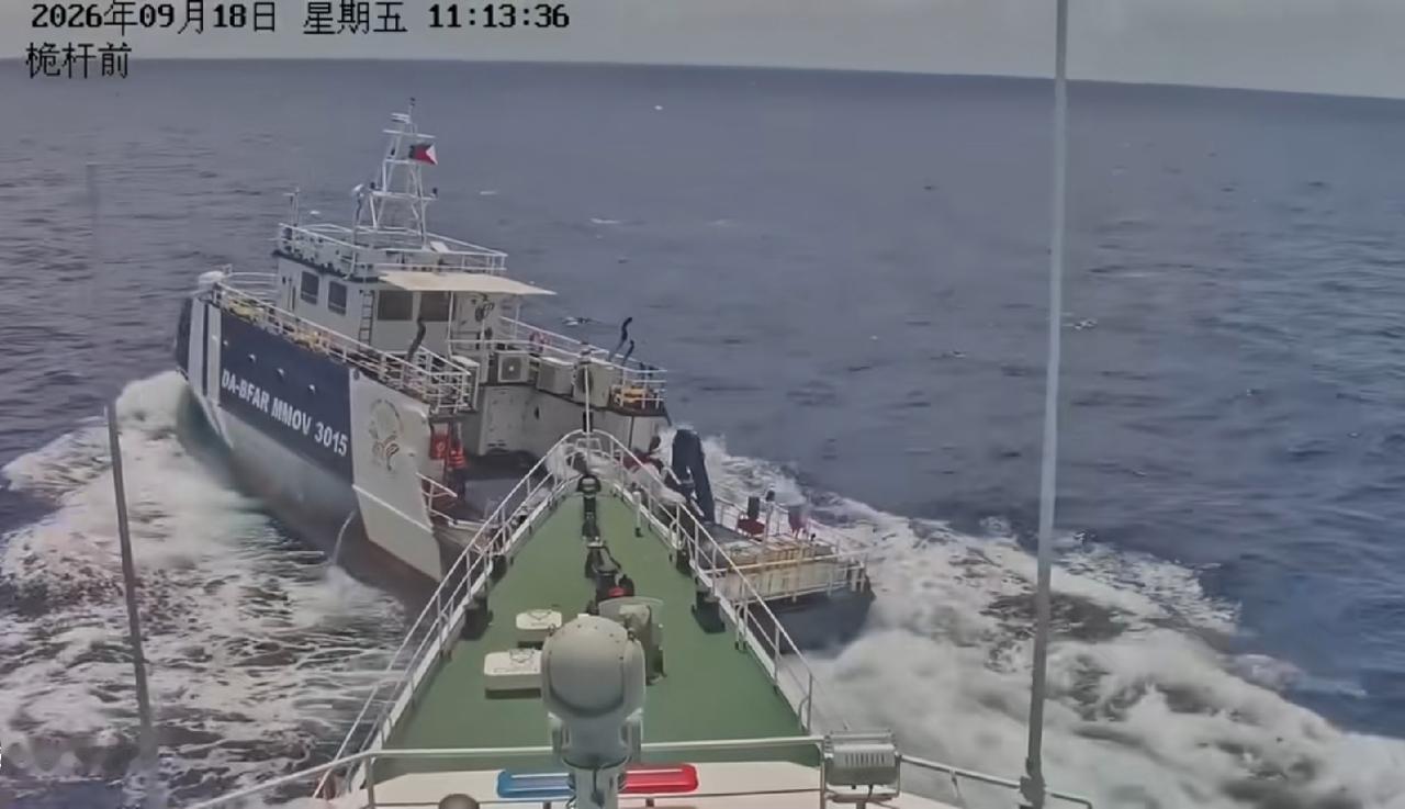 菲律宾海警船胆子真大！自己船拦腰撞中国海警船的船头，都被撞歪了，也不怕翻船！不要