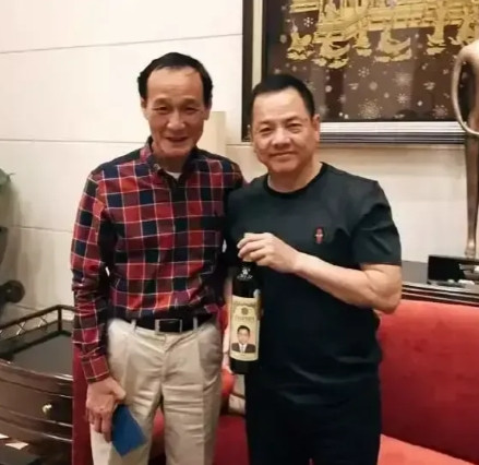 当年，陈惠敏捎着梁小龙去拜访赵本山，酒过三巡，赵本山好奇的问陈惠敏：你觉得崩牙驹