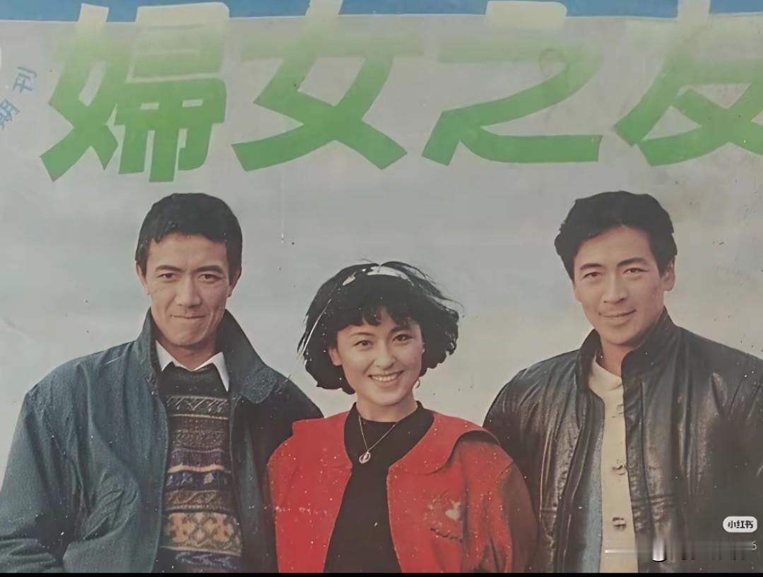 仔细看，那时的李幼斌疏眉朗目，气宇不凡！右边是目若朗星，英姿昂昂的寇振海。就不知
