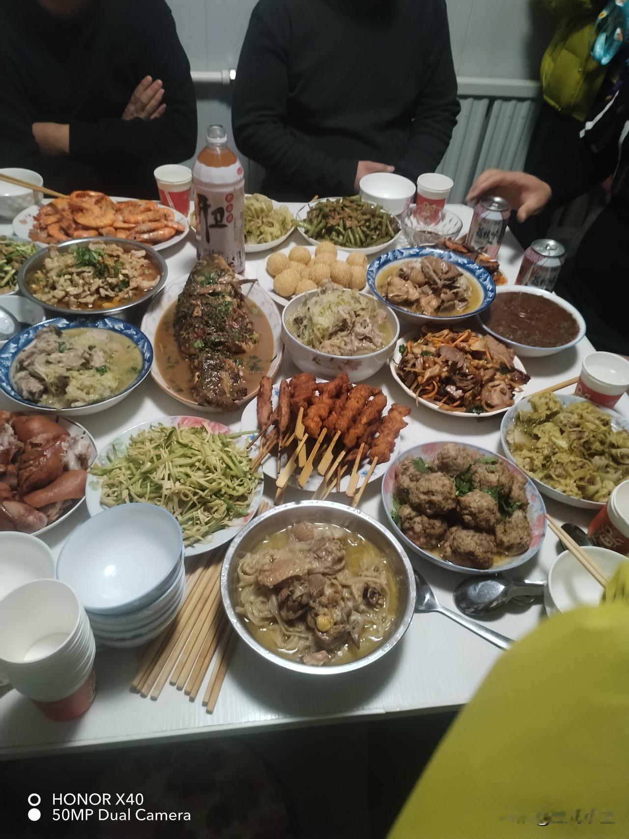 今天家庭聚会了，大姑二姑招呼闺女女婿吃过门饭，也顺便认识认识一下。这满满的一大桌