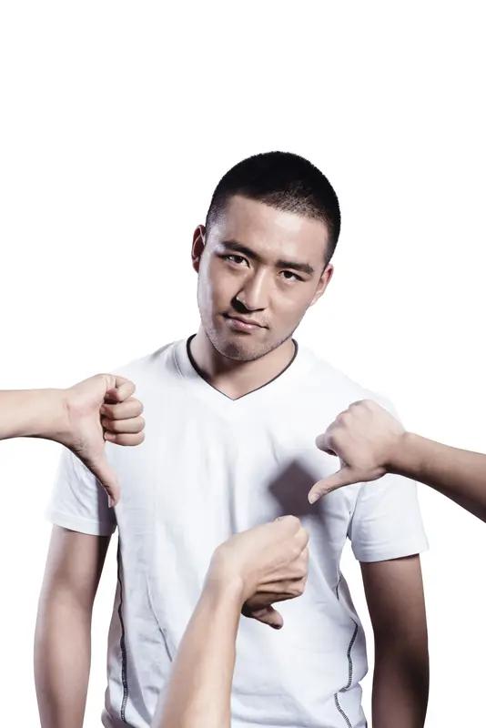 为何如今单身男性众多？皆因男人没钱。为何单身女性也不少？还是男人没钱。为何结婚率