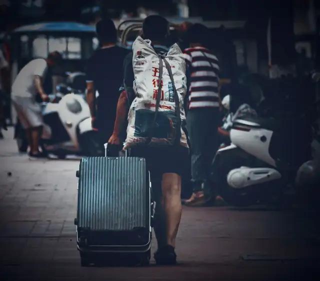 正月初七，拖着行李箱又要离开家了。人民日报说“莫把故乡当他乡”，可我们心里都清