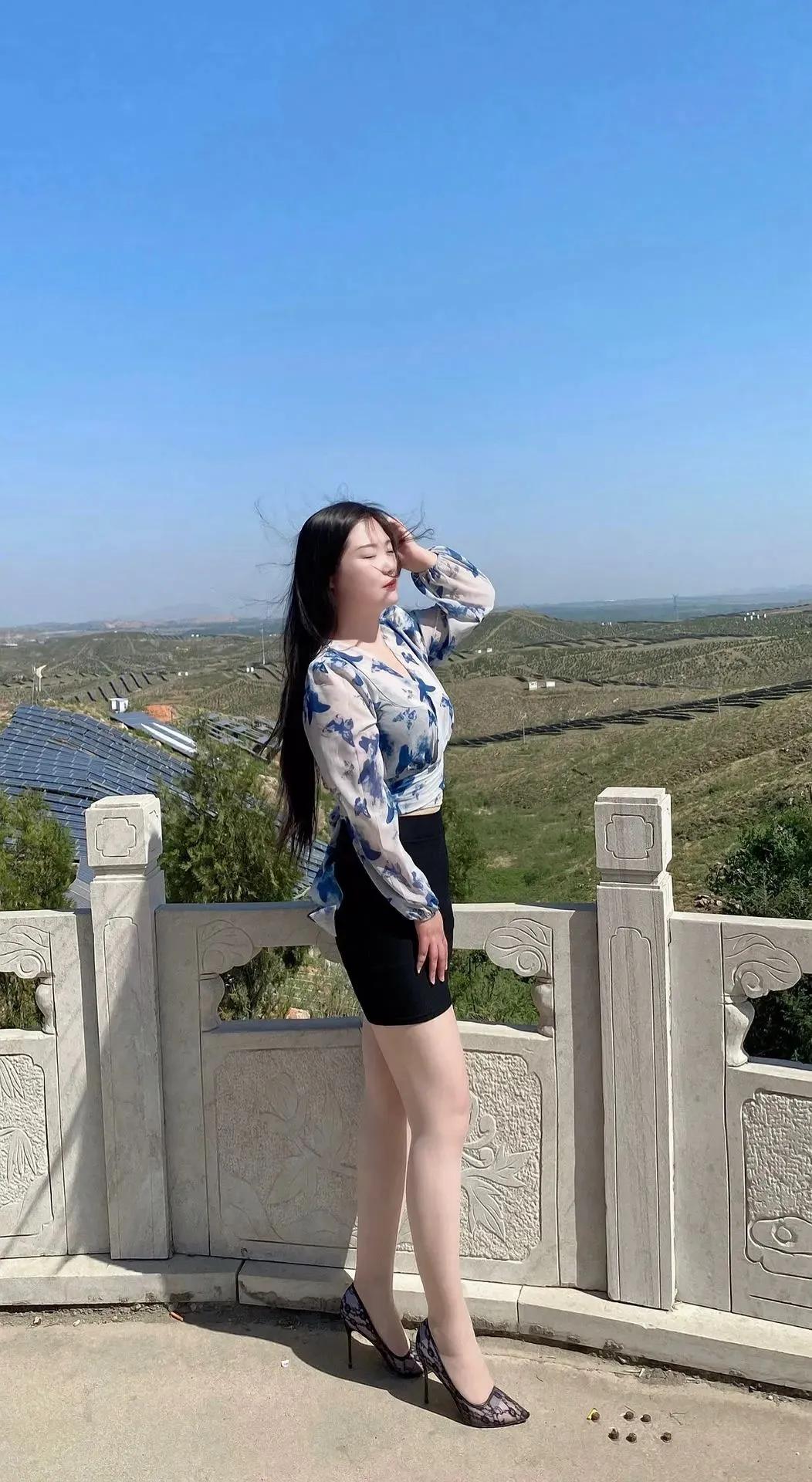 气质美女穿搭分享！包臀裙那可妥妥是气质美女的穿搭神器啊。就好比那胡静，穿上黑色