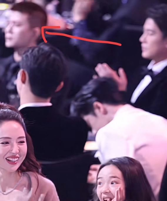 任嘉伦，已婚男人的分寸感。主持人宣布佟丽娅获奖时，任嘉伦还处于漠然状态。等到