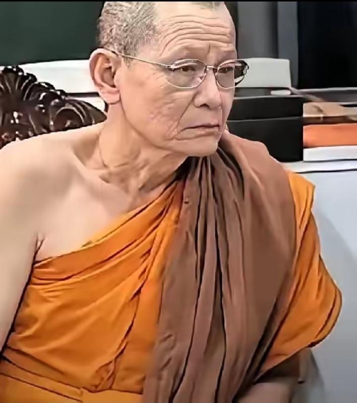 泰国66岁网红僧人阿赞初千不该万不该贪图美色吗？他的助手阿雅精明能干，漂亮迷人，