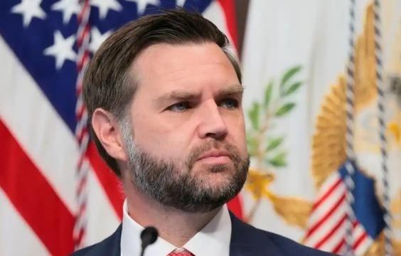 我们要当心了！万斯很可能成为下一届美国总统。一旦他当上总统，就不只是天天制造戏剧