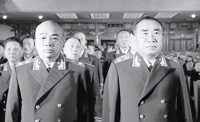 1955年，大授衔前，毛泽东主席审阅拟选名单时，在少将名单中看到了韩伟的名字，不