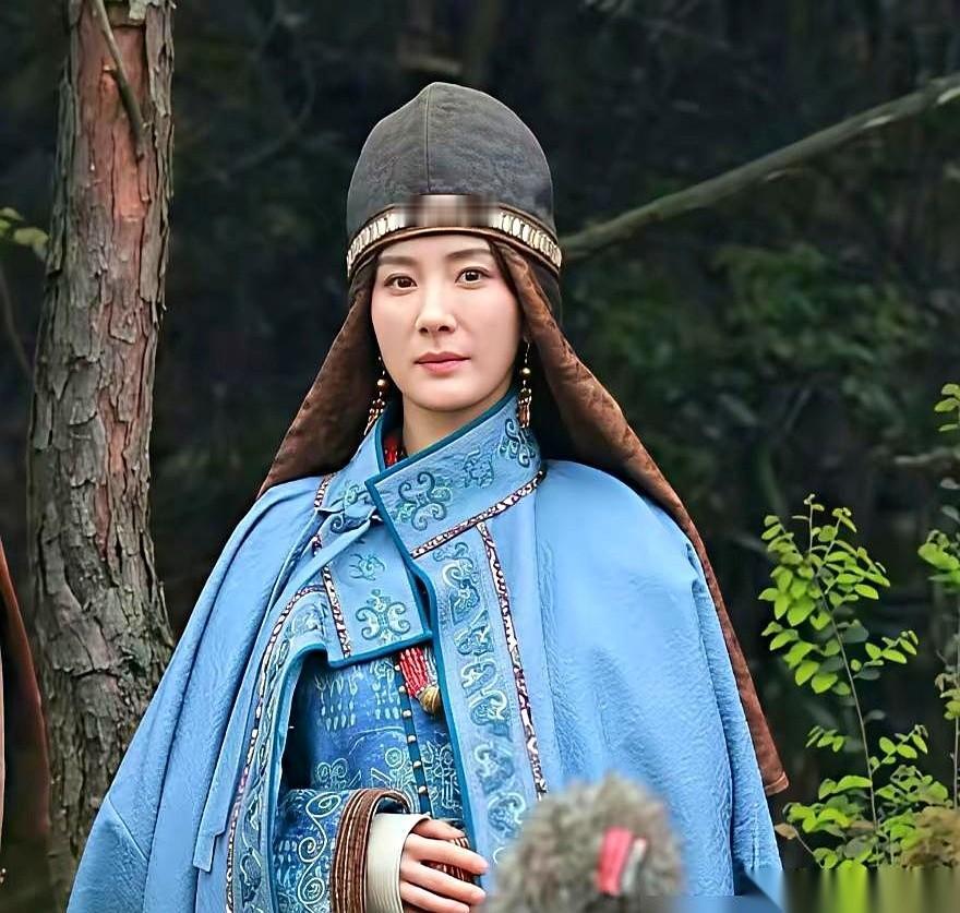 杨幂新剧的造型，刚出来就被骂惨了。一张路透图，她顶着一顶黑不溜秋的尖帽子，配上