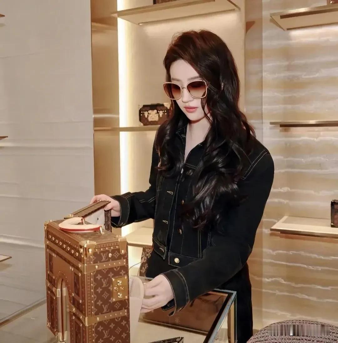 在北京商场，有人偶遇了正在挑包的刘亦菲。照片挺模糊的，但奇怪的是，大家反而更起劲