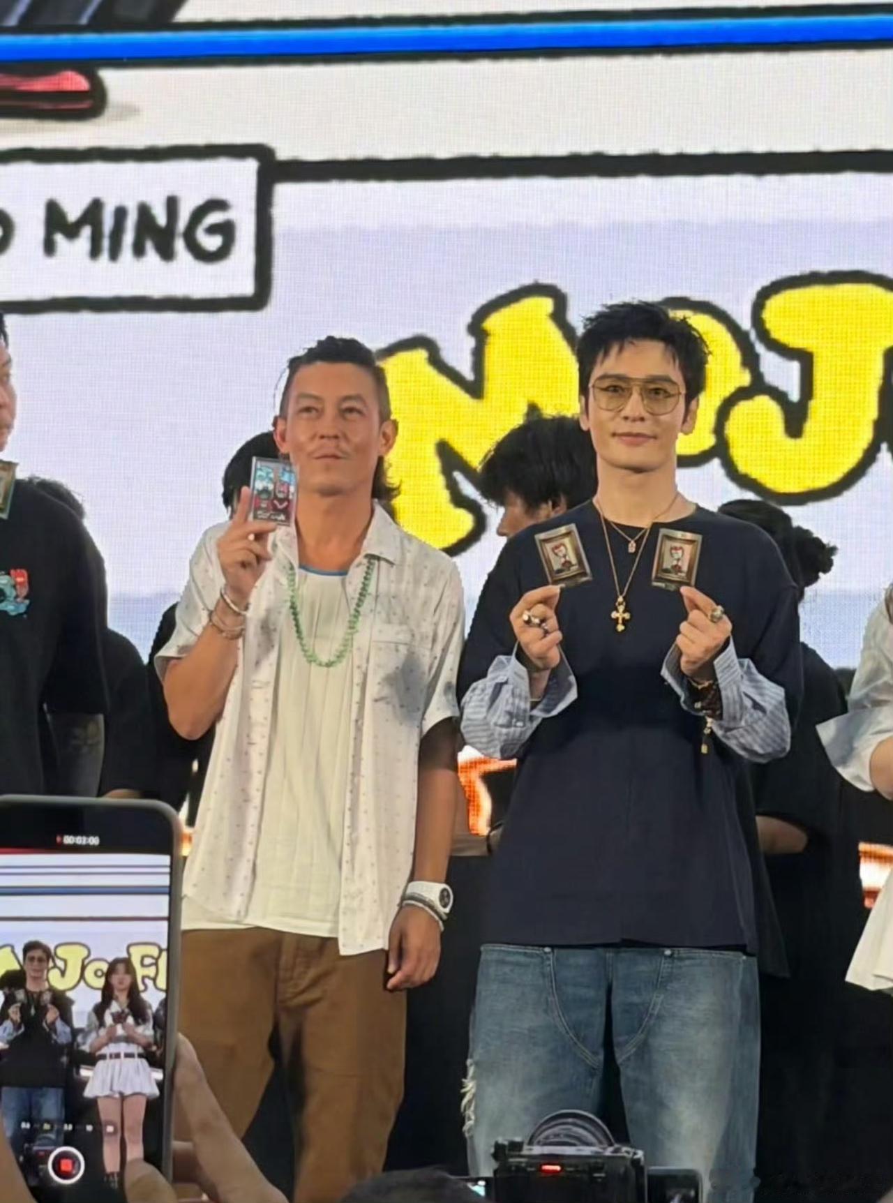 45岁陈冠希和48岁黄晓明往台上一站，差三岁的俩人愣是拍出了跨世代的反差感。冠