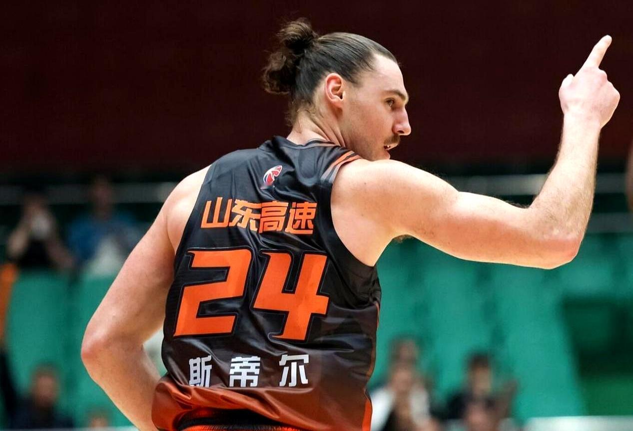 山东男篮真正的大戏，不在赛场上。客场看着缺兵少将，其实所有人的目光都盯着