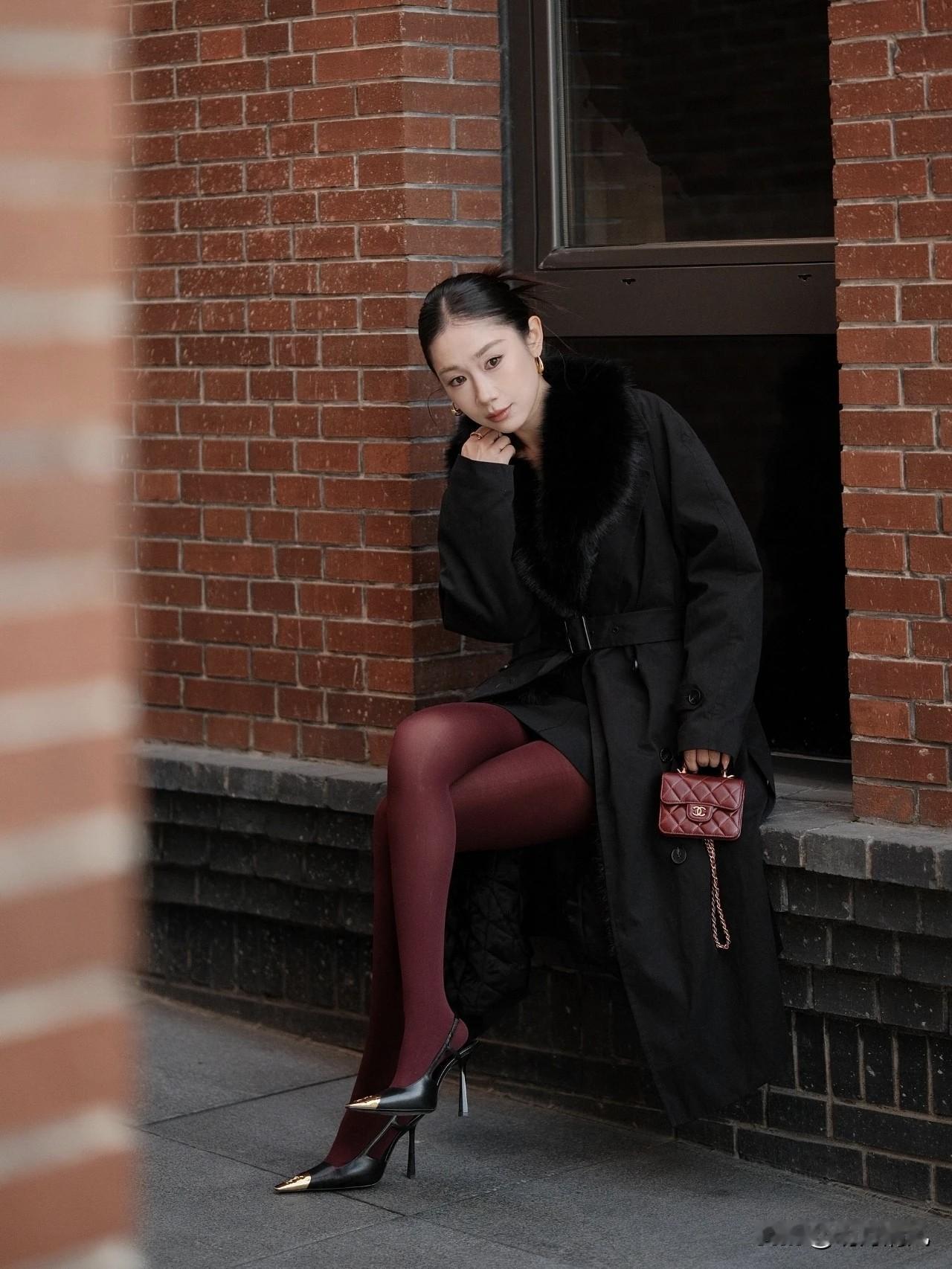 黑大衣配酒红袜子，居然一点都不土！以前总觉得黑大衣里面一身黑最保险，最近试了