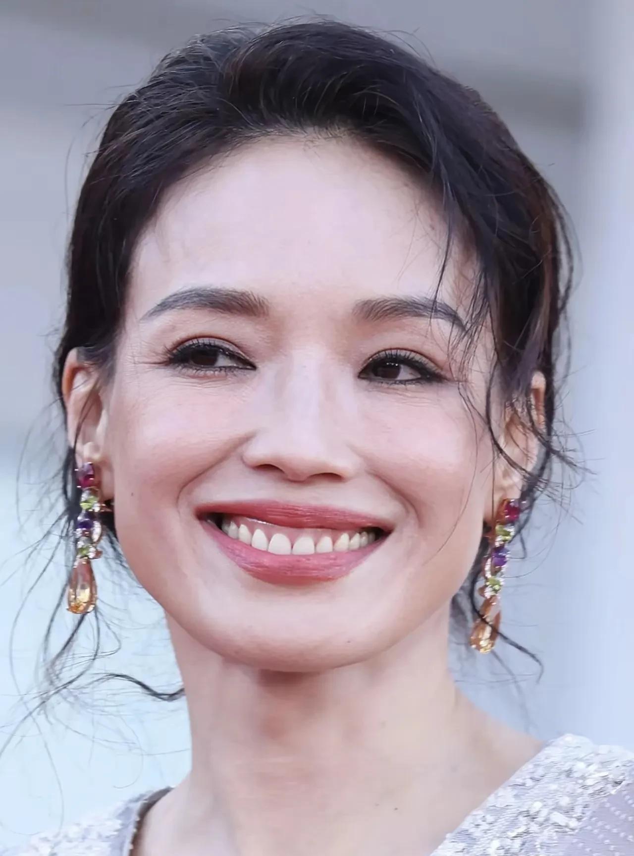 现在看舒淇怎么这么漂亮呢！过去感觉她又黑又丑。果然还是大导演王晶有眼光，慧眼识