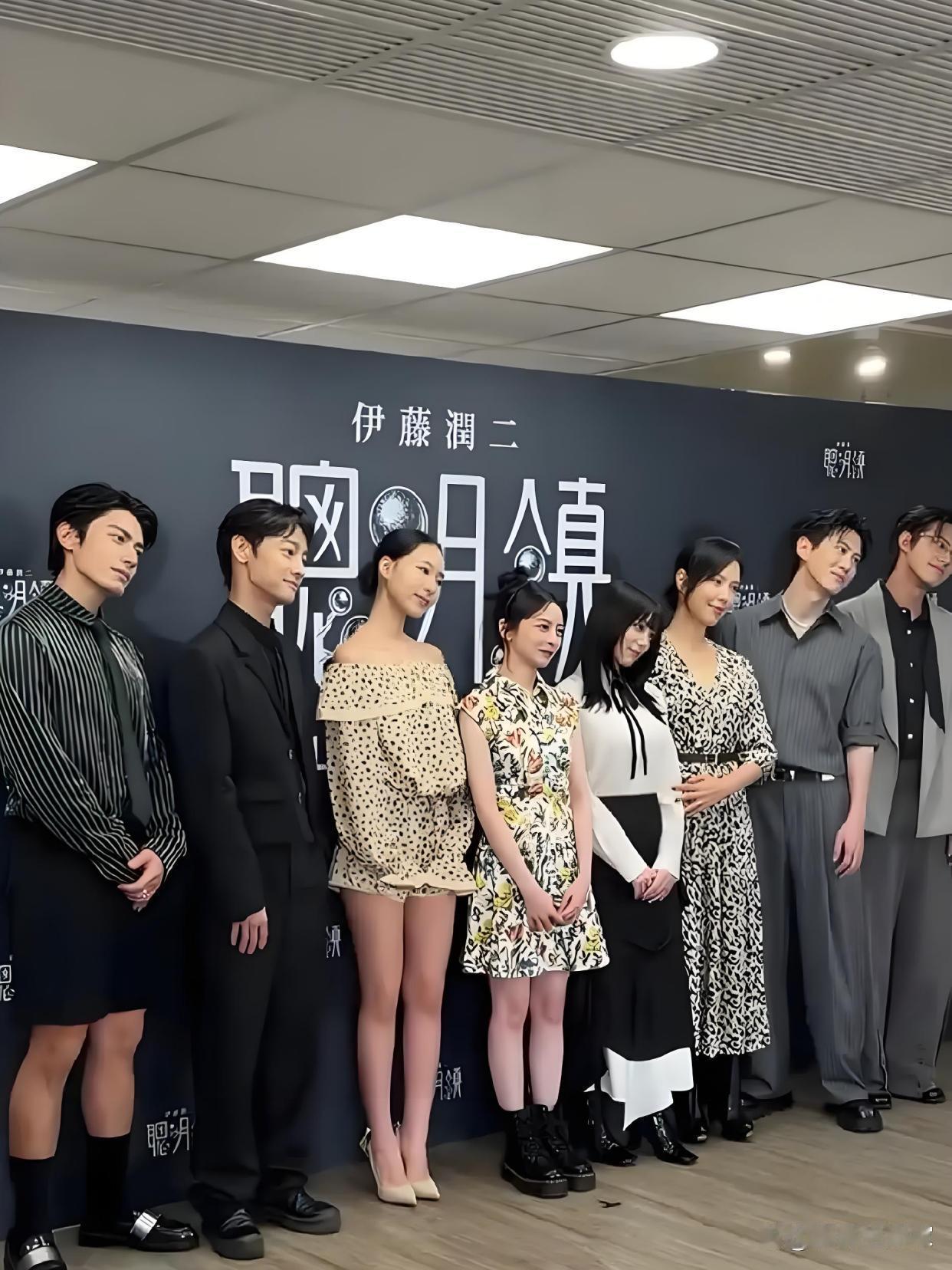 小S大女儿许曦文亮相新剧宣传，她高挑身形在一众演员里格外吸睛
