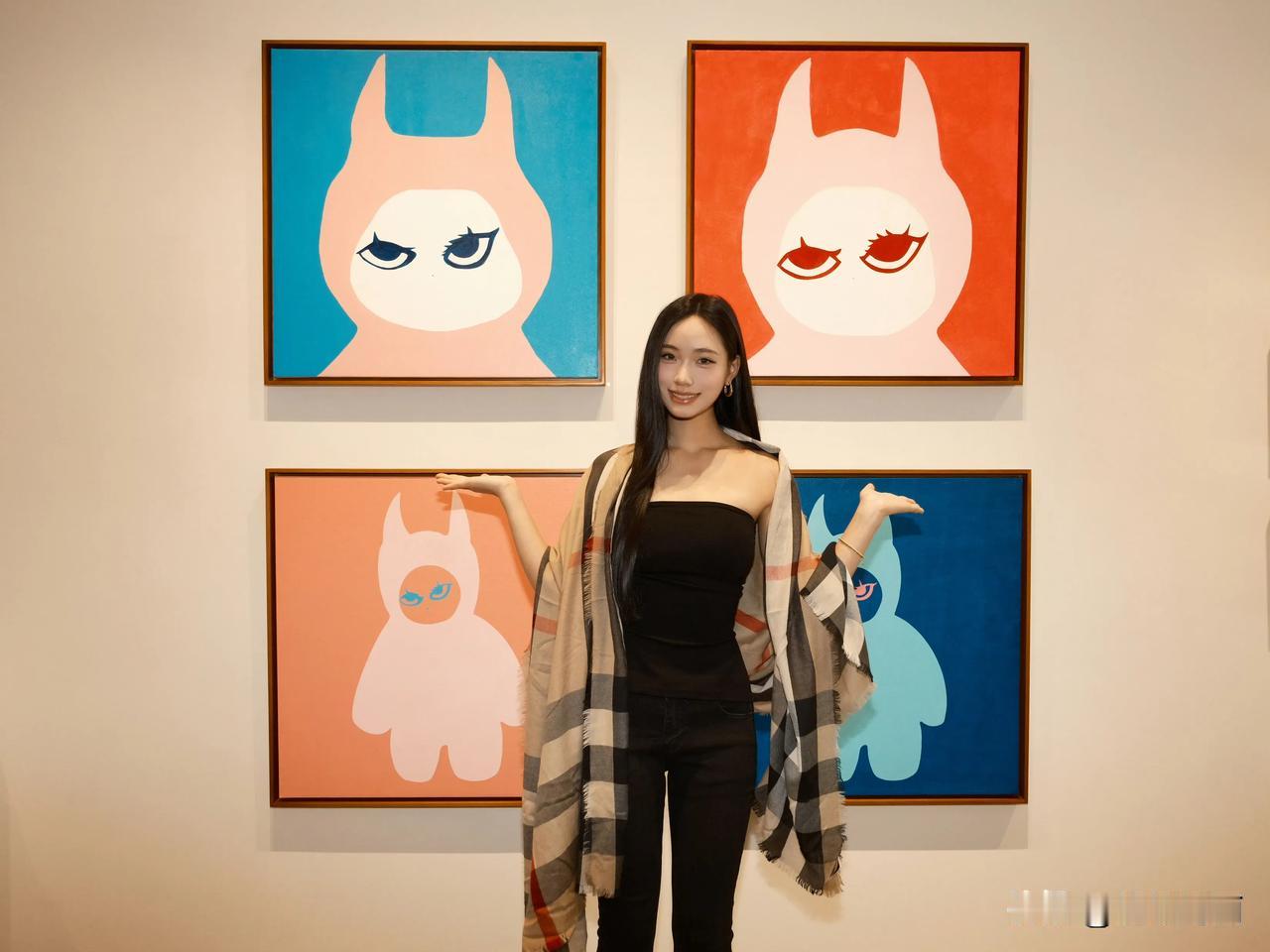 Lily和自己的画作合照人家有父母家庭托底人家办个展鼓励一下孩子怎么了？你