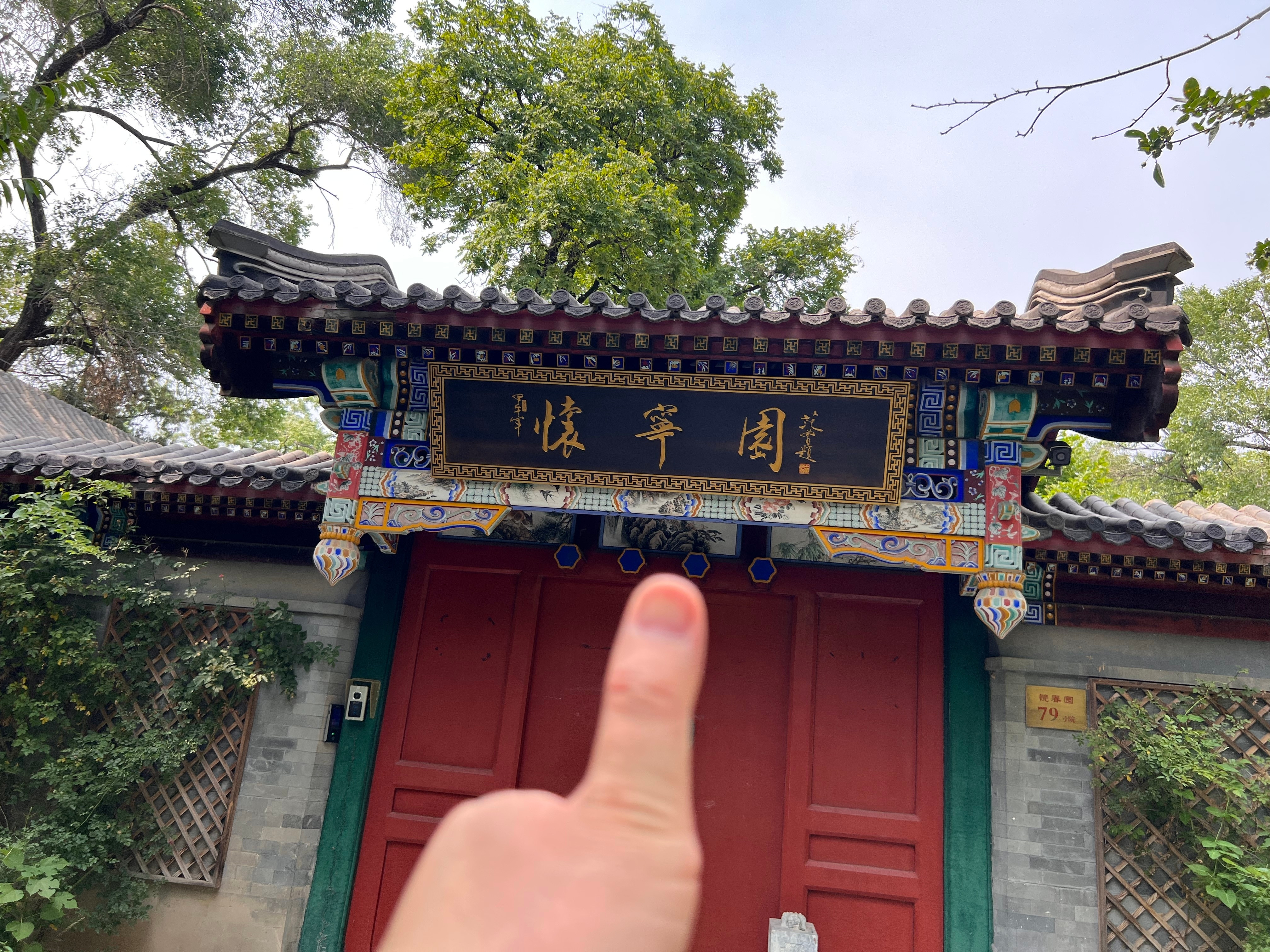 有一位我特别敬佩的退休领导对我讲：“跟了段永平推荐的贵州茅台，苹果公司两年，还都