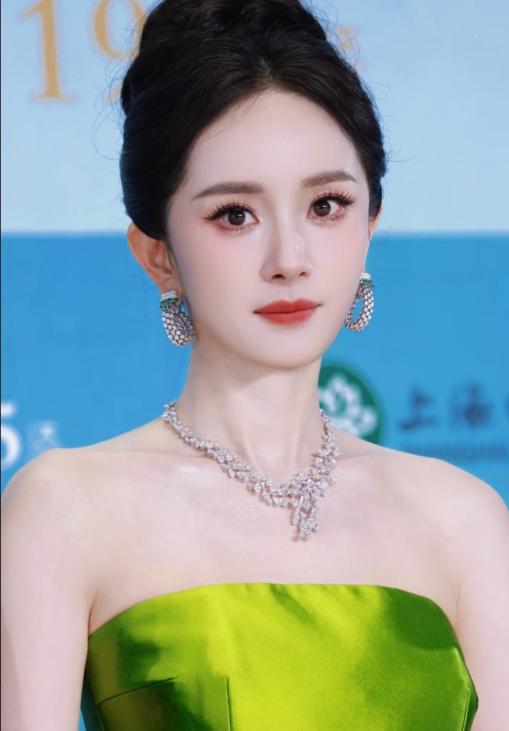 1.景甜出道那时候吃得很好，大佬虽然大了她很多，但也是给足待遇，后来也愿意放她自