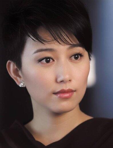 这位来自四川的美女演员丁柳元长相跟王小丫一样漂亮，49岁了还是那么年轻漂亮气质出