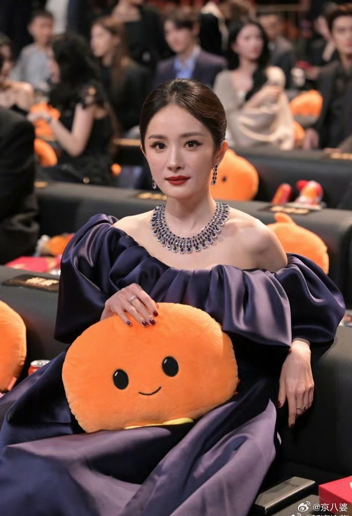 微博之夜明星聚集，自然一举一动都会牵动各路粉丝，竟然有人说杨幂方私自撕名牌而影响