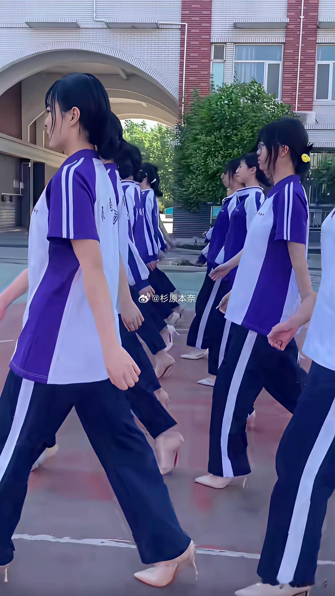 校服配高跟鞋是个什么情况？