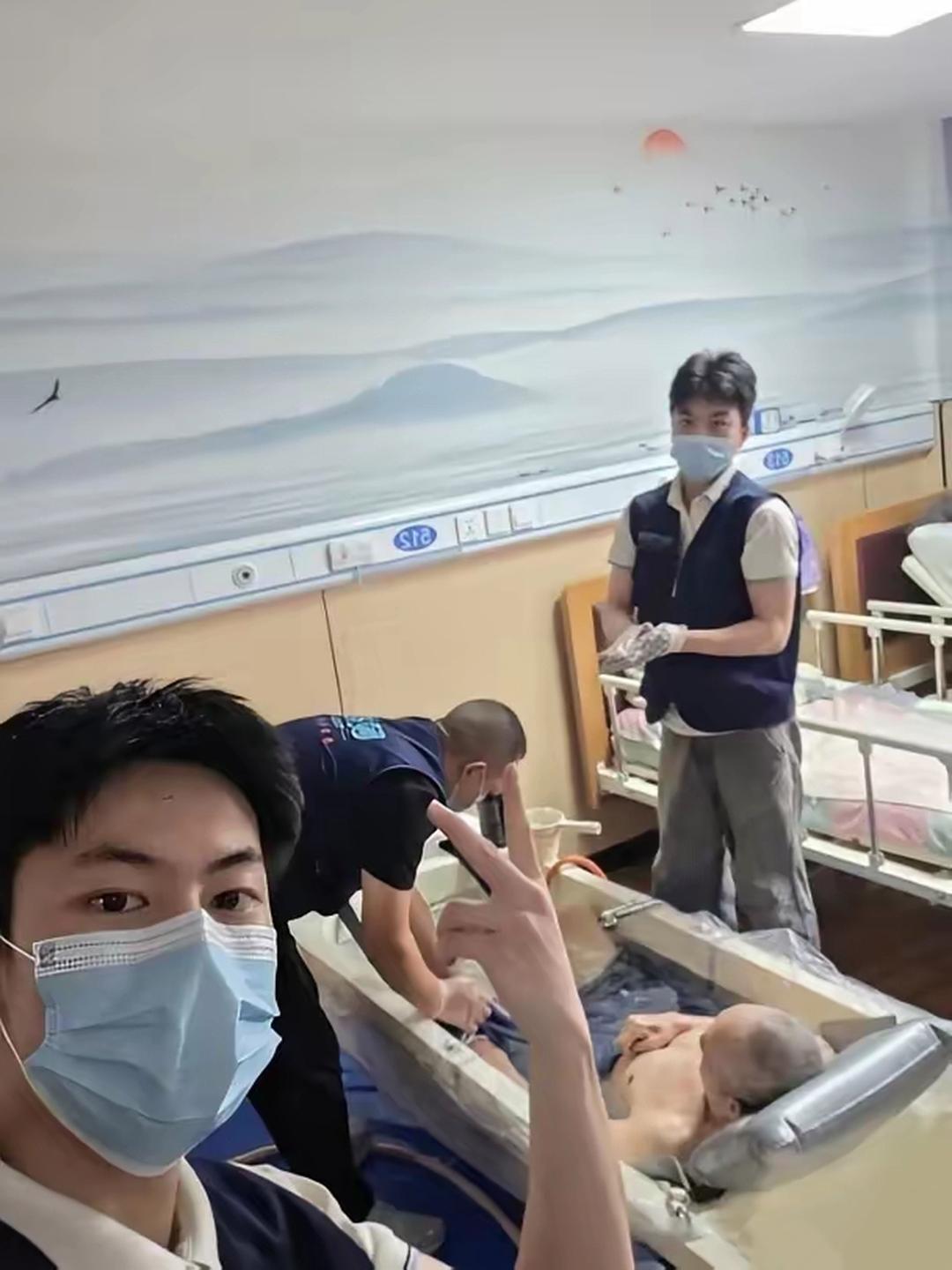 放弃月薪过万稳定编制！00后小伙干最不起眼的活，却治愈无数老人谁也想不到，