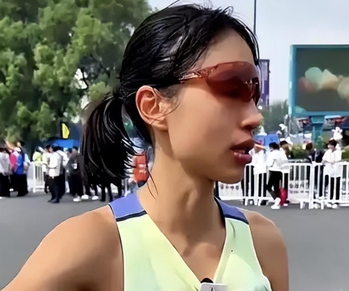 最快女护士张水华被单位处分的事情还在发酵，就连白岩松都亲自下场为她站队，明戳戳的