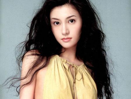 李嘉欣一生的高光时刻，就是未婚时候，盛气凌人，让人“又爱又恨”，富豪圈的男