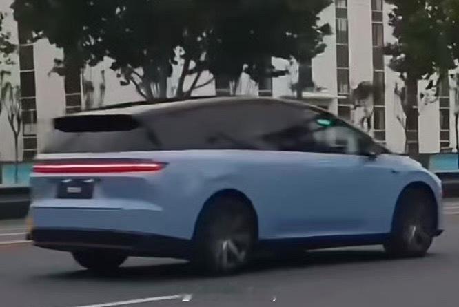 理想i8两个新的配色实车图看来配色方案还是继承了传统经典的配色都有保留像是香槟金