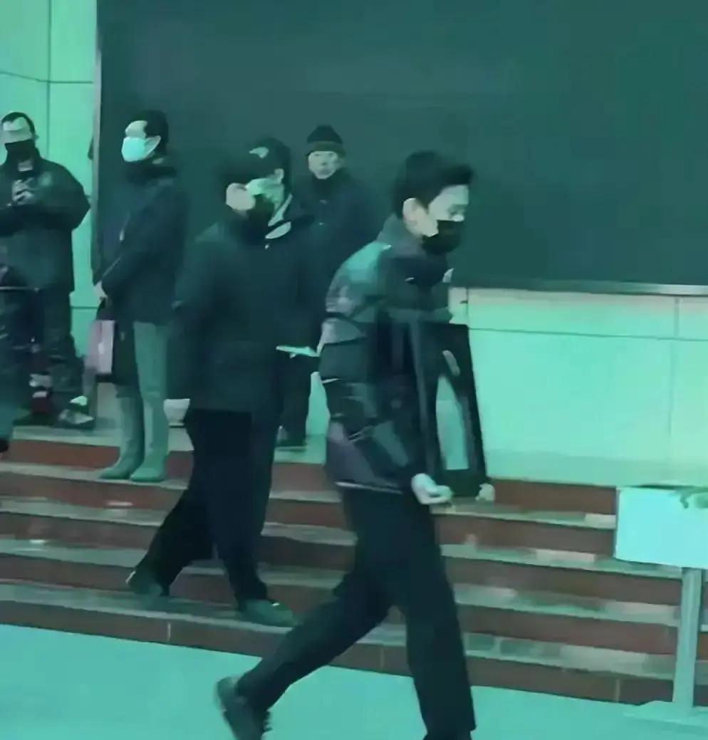 星二代偷偷在横店住老破小，一天挣120块你敢信？他中戏毕业直接甩开明星老爸