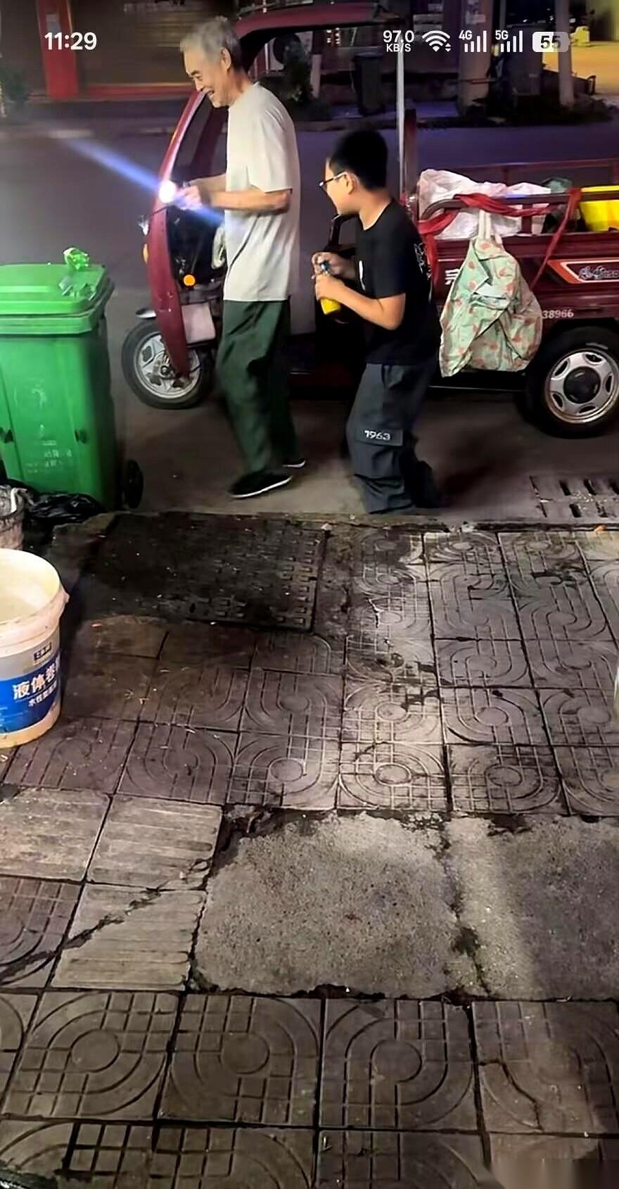 “好好喝。”就这三个字，配上小男孩那双因为残疾而弯曲的腿，我瞬间破防了。你敢