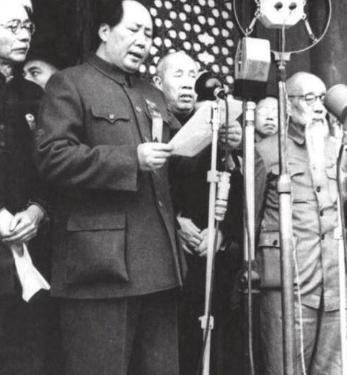 1935年，大渡河边，毛主席正在发愁，李富春跑了过来，说：＂有个90多岁的老人，