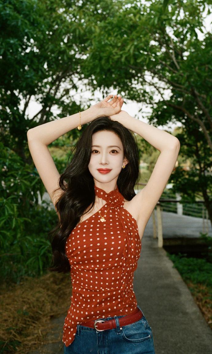 红色波点露背装、时髦靓丽妩媚迷人——孟子义。每日明星美图分享怎么歌手突然火了