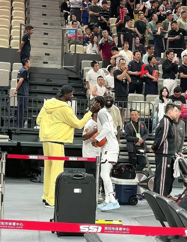 朱芳雨补强机会来了。在对阵浙江男篮比赛之前，NBA中锋班巴竟然出现在深圳男篮主