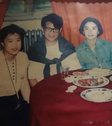 35面前的林青霞和秦汉在长春饭店吃饭的照片，那时候的两人正处于热恋期，林青霞凭借