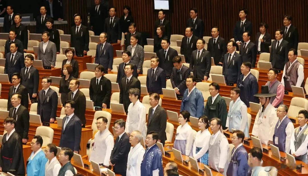 韩国国会开幕，共同民主党集体穿韩服出席，庆祝民主转危为安。国民力量党则集体带丧出