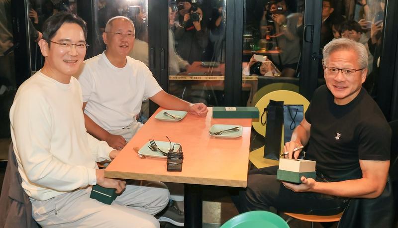 2025年10月30日,科技圈有个超有意思的聚会。英伟达CEO黄仁勋到韩国,和三