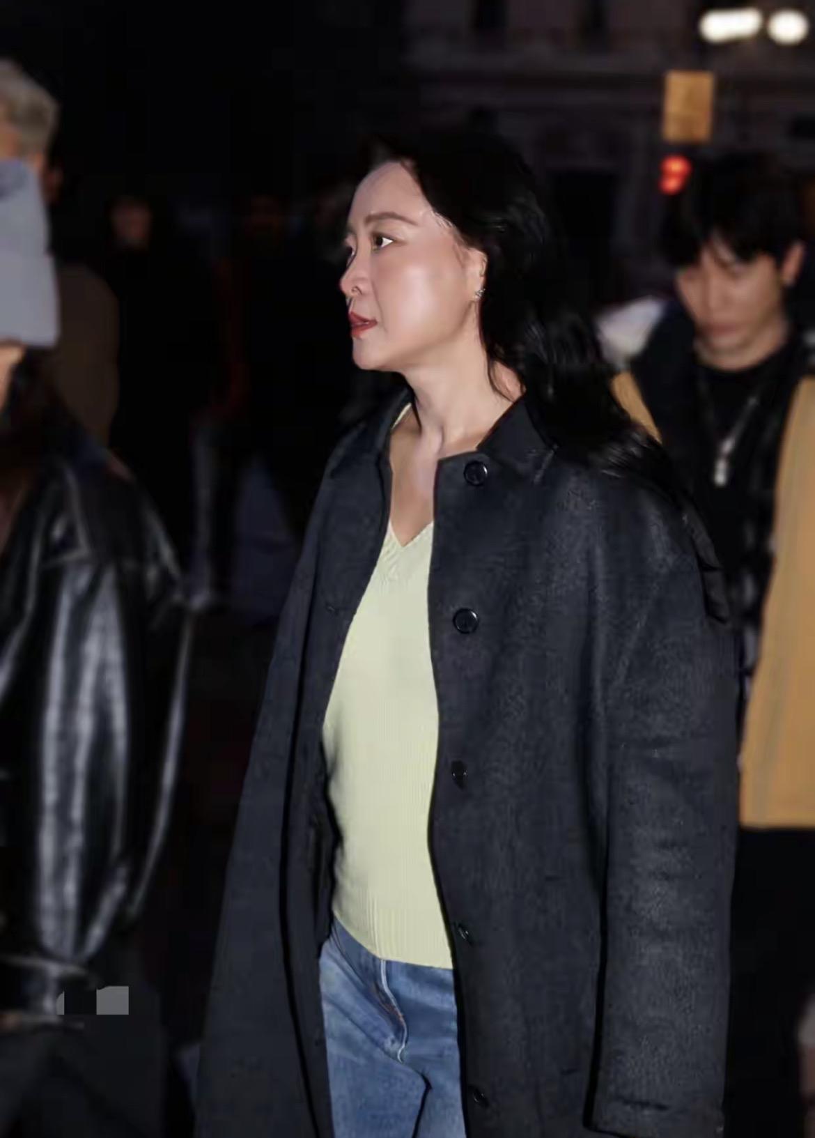 贾玲难道彻底离开喜剧圈了？本人近照大变样！太时尚了。她现在这模样，跟以前胖乎乎