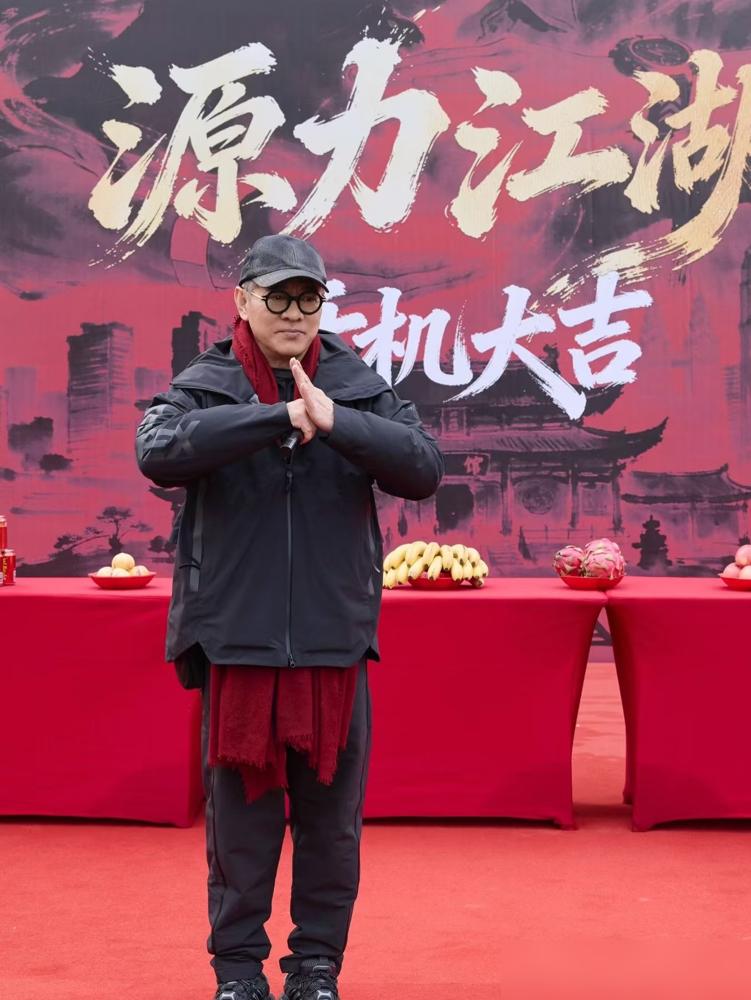 身家20亿的李连杰晚节不保？62岁跑去短剧里当配角，高清镜头把脸上的坑洼照得一清