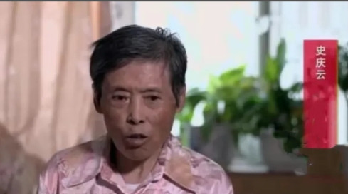 1998年，史庆云奄奄一息的父亲史洪全用尽全身力气想告诉女儿一个秘密，但只说了“