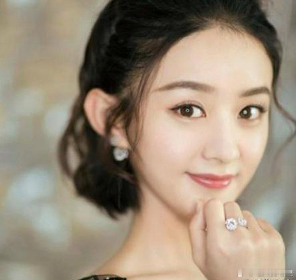 一次，张含韵因不小心把水洒到了赵丽颖身上，赶紧道歉：“对不起，对不起！”原本以为