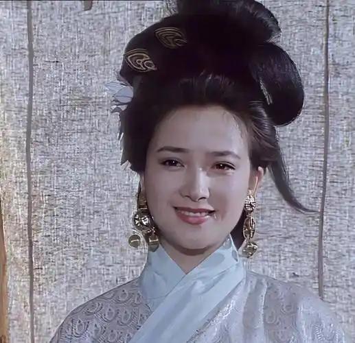 何晴与陈晓旭当年为87版《红楼梦》林黛玉选角的角逐，成了影视史上一段意难平的伏笔