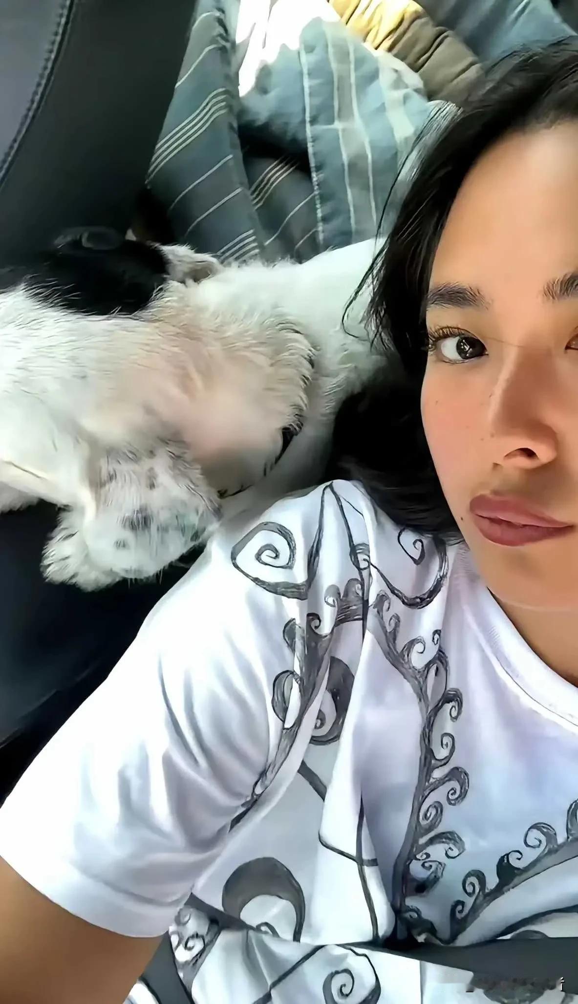 还好姜文的混血女儿不像姜文，要不然真的就没有现在的美丽，姜文第一段婚姻是和法国