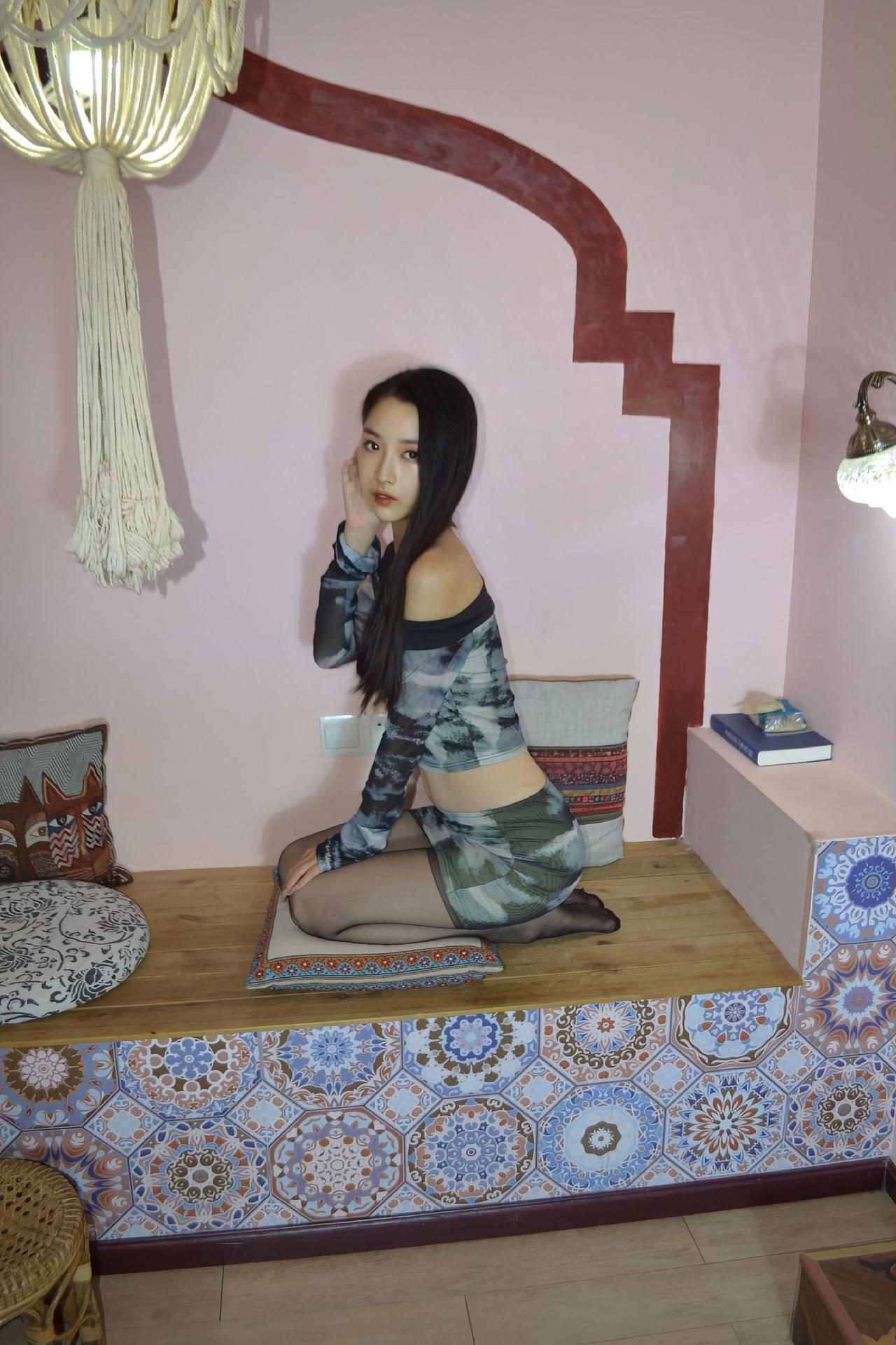 美人倚窗坐，花影入帘来。