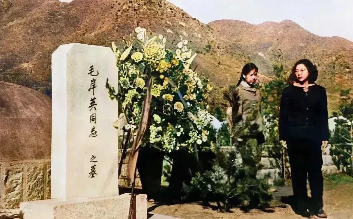 刘思齐第一次给毛岸英扫墓，整个人都懵了，妹妹邵华紧随其后。1959年，刘思齐终