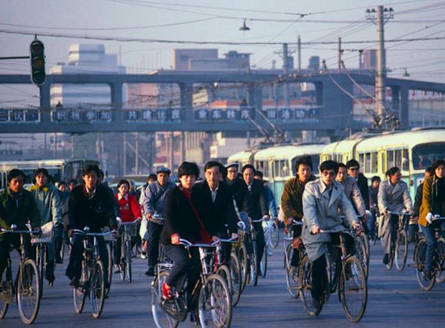 今天的中国这么强大，其实是很反常的，按理说，中国应该比现在更穷、更落后、更弱才对