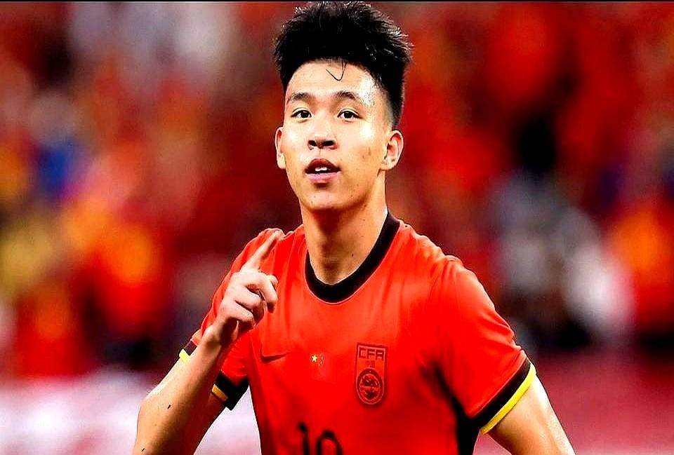 刚被租借就进不了一线队大名单，U23国足队长的留洋路，是不是又走远了？先别急