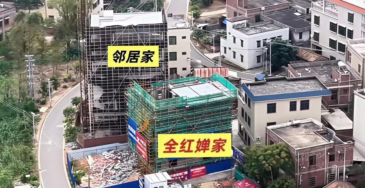 本来以为全红婵家盖新房，肯定是村里最显眼的那栋！结果发现还是太天真了，隔壁邻